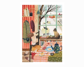 Op de afbeelding: Een gezellige illustratie van een kamer met een raam dat uitkijkt op een besneeuwd landschap. Binnen zit een kat bij een brandende kaars en een tafel is gedekt met ontbijt. Een theepot, eieren en cake zijn zichtbaar. Een jas en hoed hangen aan de muur.