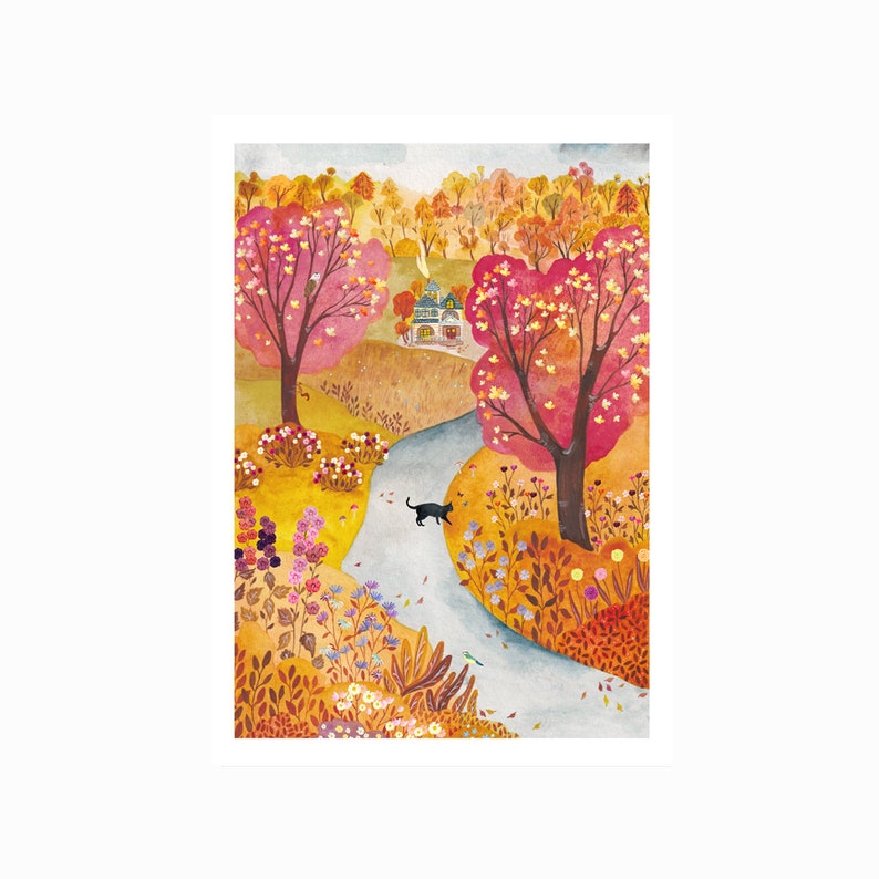 Peut inclure: Une peinture &agrave; l'aquarelle d'un chemin sinueux &agrave; travers une for&ecirc;t d'automne. Les arbres sont un m&eacute;lange de rouge, d'orange et de jaune, et il y a une petite maison au loin. Un chat noir marche le long du chemin.