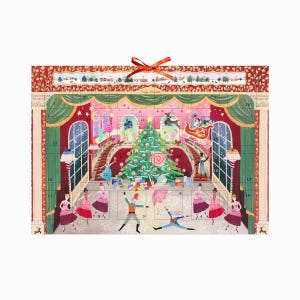 Può includere: Un calendario dell'avvento rettangolare in cartone raffigurante una scena del balletto Lo Schiaccianoci con un albero di Natale, ballerini e una slitta. Il design include sportelli numerati da 1 a 24, tende verdi e un fiocco rosso in alto.