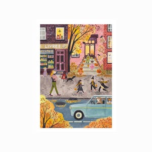Peut inclure: Une scène d'automne illustrée représente une rue avec des enfants déguisés, une voiture bleue et une librairie avec le mot "LIVRES" sur l'enseigne. Des citrouilles décorent les marches d'une maison. Une personne porte un enfant. Le feuillage d'automne encadre la scène.