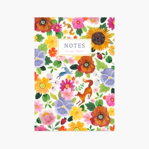 Può includere: Un quaderno con motivo floreale con un titolo che recita "NOTES 60 pages lined". La copertina presenta una varietà di fiori, tra cui papaveri, violette e girasoli, in tonalità di rosso, arancione, giallo, rosa e viola. Ci sono anche piccole illustrazioni di una volpe, uno scoiattolo e un coniglio.