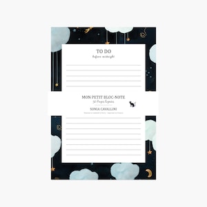 Può includere: Un blocco note blu e nero con un design fantasioso che presenta nuvole, stelle e una luna crescente. Il blocco note ha il testo "TO DO before midnight" e "MON PETIT BLOC-NOTE 50 Pages lignées SONIA CAVALLINI" stampato sulla copertina.