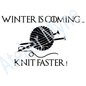 Op de afbeelding: Zwart-wit grafisch ontwerp met een bol garen en breinaalden. De tekst luidt "Winter is coming... Knit faster!"