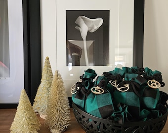 Adventskalender Weihnachten: 24 handgemachte grün-schwarze Baumwollsäckchen mit Büffel Print