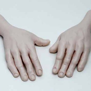 Może przedstawiać: Dwie realistycznie wyglądające, jasne ludzkie dłonie z paznokciami, leżące płasko na białym tle. Dłonie są ułożone dłońmi do góry, a palce lekko rozchylone.