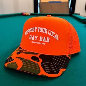 Trucker-Cap „Unterstütze deine lokale Gay-Bar“ – Camouflage-Mesh + orangefarbener Schaumstoff, queere/LGBTQ-Cap, Geschenk für Transpersonen und nicht-binäre Menschen, Gay-Cap, Drag-Race-Geschenk