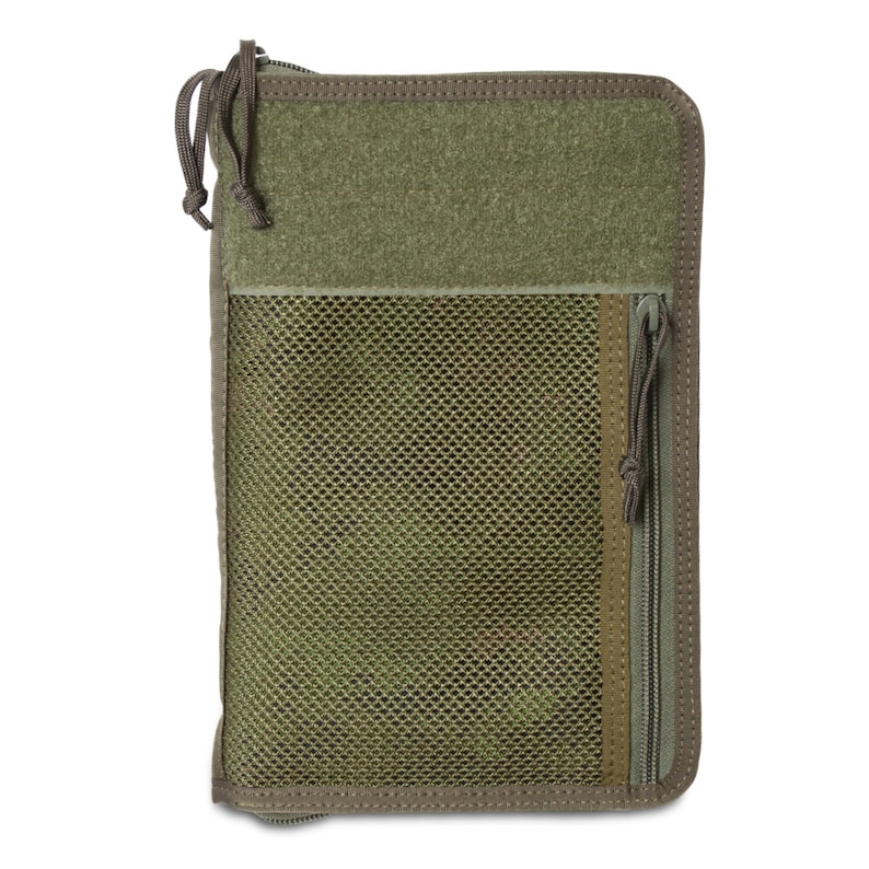 K&ouml;nnte beinhalten: Eine gr&uuml;ne Rei&szlig;verschlusstasche mit einem Netzfach und einer Klettverschlusslasche. Die Tasche hat einen Rei&szlig;verschluss mit einem Band.