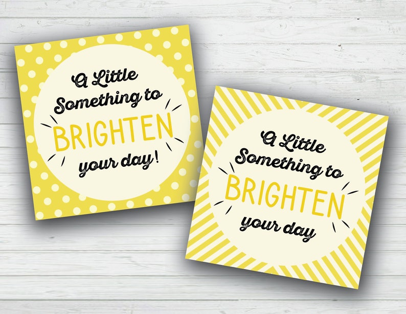 Op de afbeelding: Twee gele en witte bedrukbare cadeau-etiketten met de tekst "A Little Something to BRIGHTEN your day!" Het eerste etiket heeft een stippenpatroon en het tweede etiket heeft een gestreept patroon.