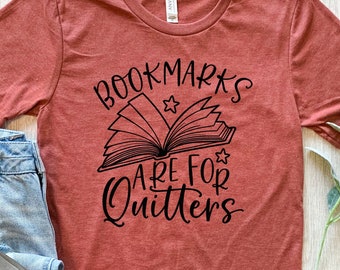 Camisa amante de los libros / Libro divertido / Camiseta gráfica premium súper suave unisex / Camisa bibliotecaria / Regalo de maestro de lectura / Marcadores