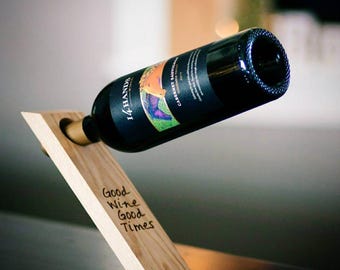 Soporte para botellas de vino, madera, con pantalla de equilibrio grabada con láser.