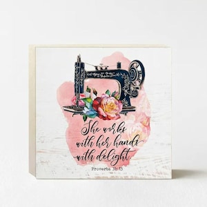 Décoration de salle de couture Proverbes 31, art de machine à coudre vintage suspendu enseigne en bois, verset de la Bible cadeau artisanat chambre studio de décoration