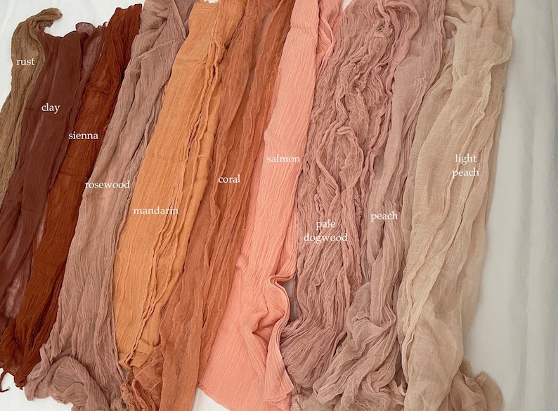 Pu&ograve; includere: Una collezione di dieci campioni di tessuto in varie tonalit&agrave; di arancione, rosa e beige. I campioni sono etichettati con nomi come "ruggine", "argilla", "siena", "palissandro", "mandarino", "corallo", "salmone", "corniolo pallido", "pesca" e "pesca chiaro".