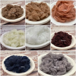 Puede incluir: Nueve cuencos de relleno de fibra esponjoso y colorido en varios colores, incluyendo ámbar, camel, cobre, marfil, blanco, marrón, azul marino y gris. Los cuencos están dispuestos en una cuadrícula de 3x3 sobre una superficie de madera.