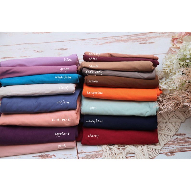 Pu&ograve; includere: Un set di 15 campioni di tessuto in vari colori, tra cui lilla, uva, blu reale, nuvola, blu scuro, rosa corallo, melanzana, rosa, gambero, uvetta, cammello, grigio scuro, marrone, mandarino, felce, blu navy e ciliegia.