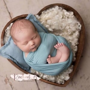 Cuenco de madera con forma de corazón hecho a mano, accesorio para fotos de recién nacidos, accesorio para niñera, madera natural, corazón para recién nacidos