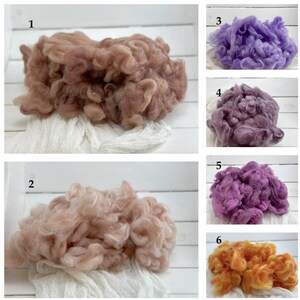 Puede incluir: Una colección de seis montones diferentes de roving de lana teñida en varios colores. Los colores incluyen tonos de marrón, morado y naranja. La lana es esponjosa y texturizada, adecuada para proyectos de arte textil.