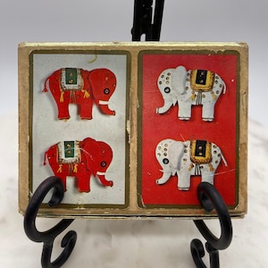 cartes à jouer vintage des années 1960 avec des éléphants blancs et rouges