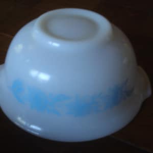 Pyrex Thistle pattern mixing bowl with pour spouts 1960&#39;s vintage