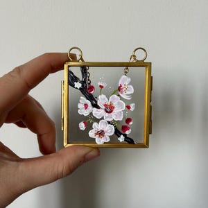 En liten handmålad glasram. Körsbärsblom, vårvibbar. Hängande ornament. Ditt budskap inuti. Liten målning. Glaskonst. Vårblomma