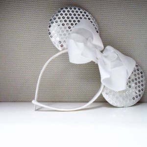 Oreilles de Minnie nuptiale : oreilles de souris à sequins blancs avec noeud