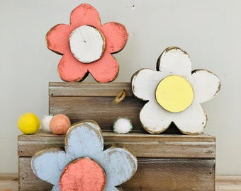 Vassoio a più livelli con fiori in legno, decorazione primaverile