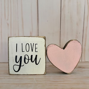 Set de mini carteles con la frase "Te amo", una pequeña caja con estimulantes