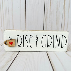 Rise & Grind träskylt kaffe