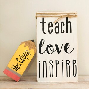 Enseñar el amor Inspirar cartel de madera y conjunto de lápiz