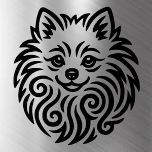 Könnte beinhalten: Schwarz-weiße stilisierte Illustration eines Pomeranian-Hundekopfes. Das Design zeigt komplizierte Wirbelmuster für das Fell und einen lächelnden Ausdruck. Das Gesicht des Hundes ist zentriert, mit detaillierten Augen, Nase und Ohren.