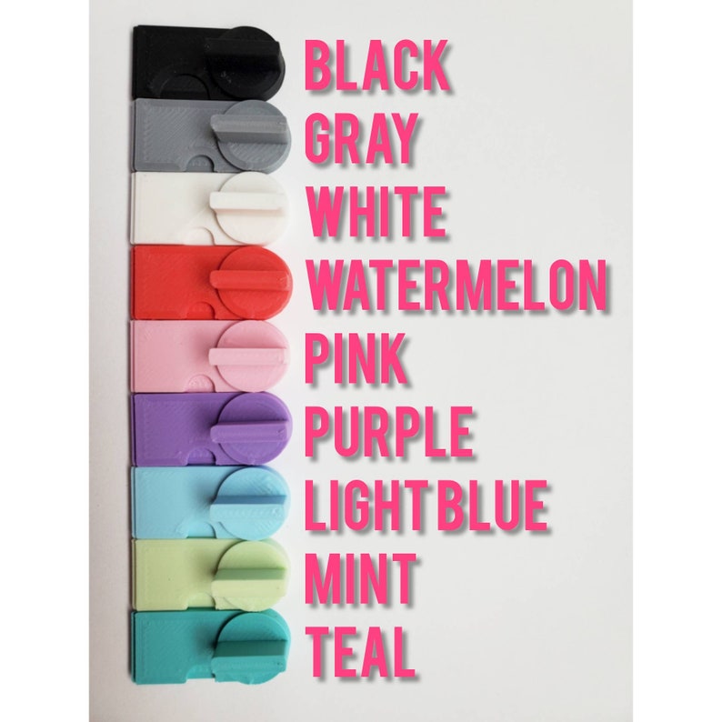 K&ouml;nnte beinhalten: Eine vertikale Reihe aus neun Kunststoff-Clips in Schwarz, Grau, Wei&szlig;, Wassermelone, Pink, Lila, Hellblau, Minze und T&uuml;rkis. Jeder Clip besteht aus einer rechteckigen Basis mit einem runden Oberteil und einem horizontalen Drehknopf. Text beschriftet jede Farbe.