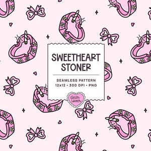 Puede incluir: Un patrón continuo sobre fondo rosa claro con ceniceros rosas en forma de corazón, margaritas blancas, porros humeantes y lazos rosas. Un cuadrado blanco central contiene el texto SWEETHEART STONER, SEAMLESS PATTERN, 12x12, 300 DPI, PNG.
