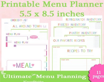 Può includere: Un pianificatore di menu stampabile con un design rosa e verde. Il pianificatore include sezioni per liste della spesa, piani di menu e organizzazione delle ricette. Il pianificatore misura 14 x 21,6 cm e include 11 pagine.