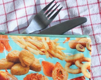 Könnte beinhalten: Ein rechteckiges Federmäppchen mit türkisfarbenem Hintergrund und einem Muster aus verschiedenen Fast-Food-Artikeln, darunter Pizza, Hähnchen, Pommes Frites und Zwiebelringe. Eine silberne Gabel und ein Messer sind in dem Etui verstaut, das einen grünen Reißverschluss hat.