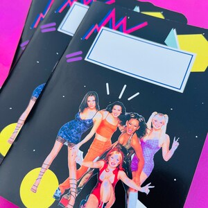 K&ouml;nnte beinhalten: Schwarze Notizb&uuml;cher mit einer Collage der Spice Girls. Die Notizb&uuml;cher haben einen schwarzen Hintergrund mit einem Retro-Design aus gelben, rosa und blauen Formen. Jedes Notizbuch hat einen wei&szlig;en Etikettenbereich.