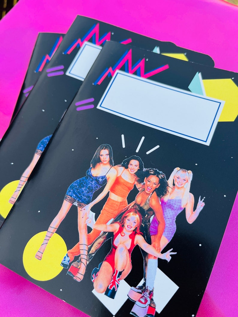 K&ouml;nnte beinhalten: Schwarze Notizb&uuml;cher mit einer Collage der Spice Girls. Die Notizb&uuml;cher haben einen schwarzen Hintergrund mit einem Retro-Design aus gelben, rosa und blauen Formen. Jedes Notizbuch hat einen wei&szlig;en Etikettenbereich.