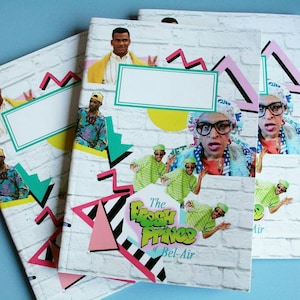 K&ouml;nnte beinhalten: Notizb&uuml;cher mit Bildern von Charakteren aus der Fernsehserie "Der Prinz von Bel-Air". Die Notizb&uuml;cher haben einen wei&szlig;en Ziegelstein-Hintergrund mit bunten geometrischen Formen und dem Logo der Show. Jedes Notizbuch hat ein leeres Etikett.
