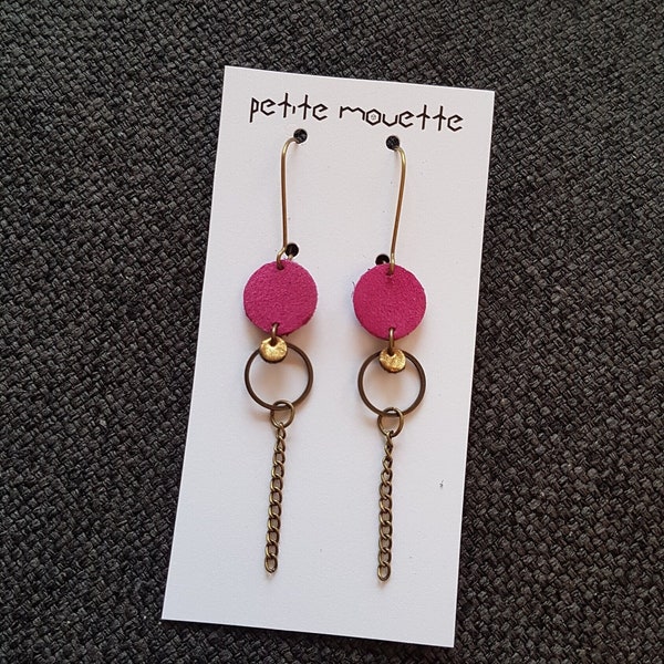 Boucles pendantes cuir et laiton  bijou minimaliste boucles d'oreilles longues métal et cuir coloré ajouré