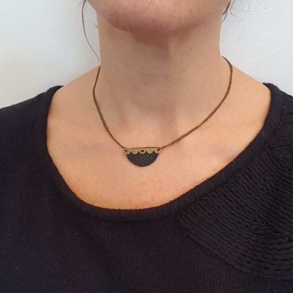 collier ras du cou pendentif vague cuir et laiton