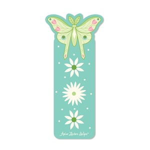 Peut inclure: Marque-page turquoise avec un papillon vert clair, des accents roses et trois marguerites blanches. Le marque-page a un dessus arrondi et le texte "Amber Leaders Designs" en bas. Le design est fantaisiste et sur le thème de la nature.