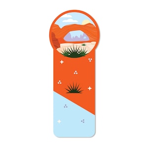 Peut inclure: Signet orange avec une image ronde d'une arche naturelle dans un paysage désertique. Le signet a un design bleu et blanc avec des étoiles et une petite plante en bas.