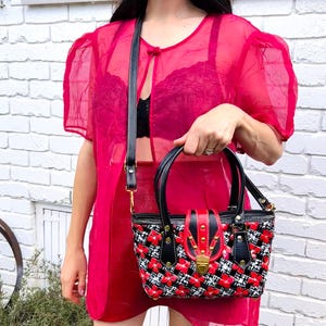 Vintage handtas gerecyclede snoepverpakking: rode Y2K-schoudertas van kunstleer, jaren 2000, 90