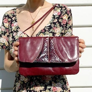 1970&#39;s Vintage Snake Skin Handbag Burgundy Leather Clutch Shoulder Strap 80&#39;s