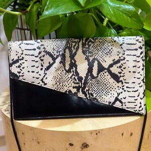 1980&#39;s Vintage Louis Ferrerier Snake Skin Print Handbag Monochrome Leather Clutch Shoulder Strap Retro