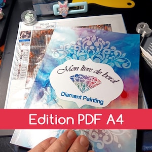 Puede incluir: Una cubierta de estilo acuarela azul y blanco para un libro de guía de pintura de diamantes. La cubierta presenta una forma de diamante con fondo blanco y el texto "Mon livre de bord Diamant Painting" en blanco. El texto "Edition PDF A4" está impreso en blanco sobre una pancarta roja.