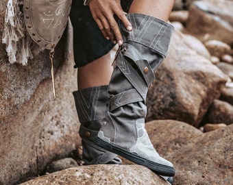 Zapatos Veganos Grises ∆ Zapatos Tribales de Lona de Algodón ∆ Botas Altas de Montar Hombre y Mujer ∆ Botas Hombre de Festival ∆ Calzado de Lona Ibiza ∆ Zapatos Eco Gitanos