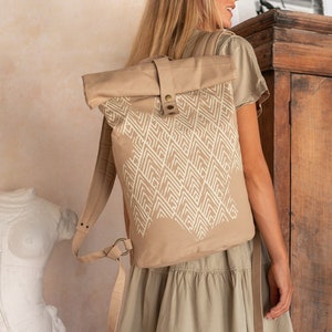 Roll Top Canvas Rucksack Damen & Herren Rucksack ∆ Großer Boho Rucksack Reisetasche Herren ∆ Rolltop Vegan Rucksack Tribal Man Festival Fit/ Beige