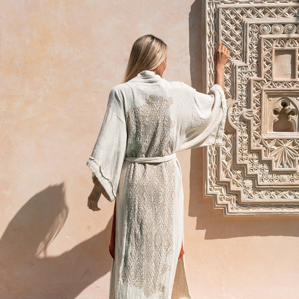 Weiße Boho-Kimono-Robe ∆ Damen-Boho-Cardigan ∆ Tribal Ibiza Wickelumhang ∆ Öko-Baumwoll-Braut-Robe von Chintamani Alchemy / Off White