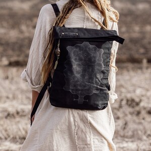 Kleiner Boho Rucksack ∆ Flacher Canvas Rucksack ∆ Rolltop Laptop Rucksack ∆ Shipibo Print Eco Veg Tasche ∆ Veganer Baumwoll-Rucksack / Schwarz