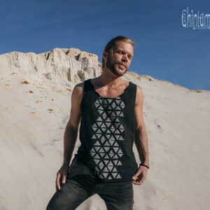 Tanktop heren ∆ Zwart katoenen T-shirt met geometrische zeefdruk ∆ Goa Ibiza-top heren ∆ Nomadic Gypsy Hippie Man Clothing ∆ Yogatanktop heren / zwart