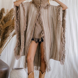 Poncho-Mantel mit Fransen Boho-Damenbekleidung, Kimono-Robe Wüstenmann-Festival-Outfit, Boho-Wickel-Strickjacke Oberteil für Zeremonienkleidung / Kaffeebraun Bild 3